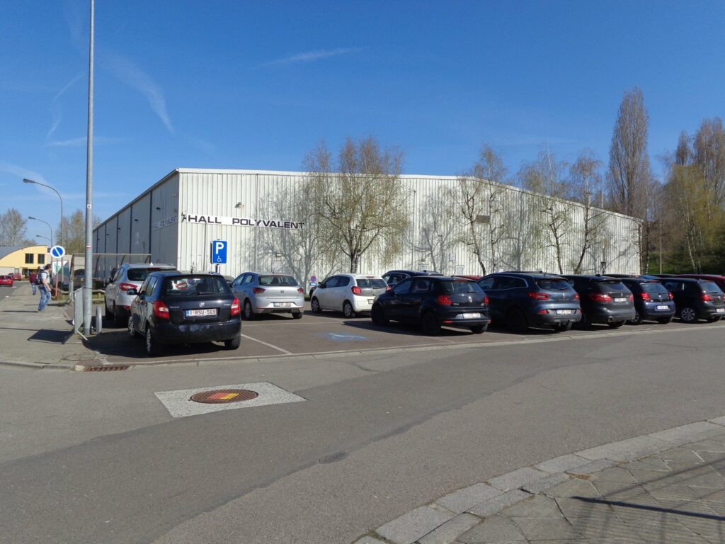 Vue extérieure du Hall Polyvalent et de son parking