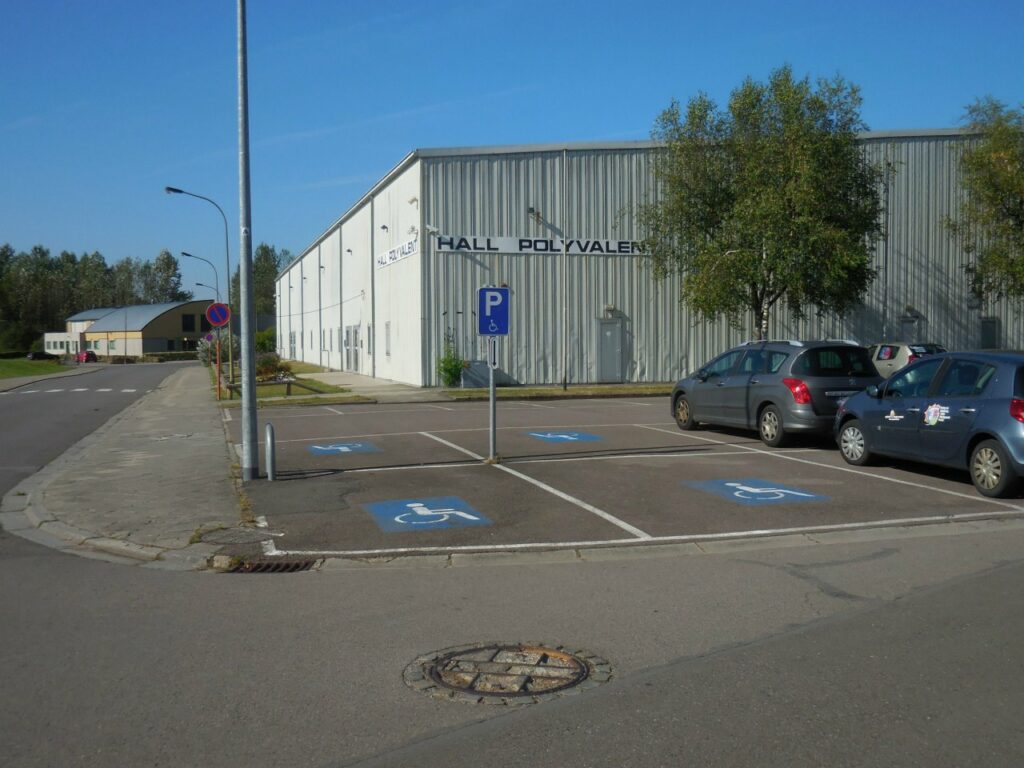 Façade du Hall et accès depuis le parking
