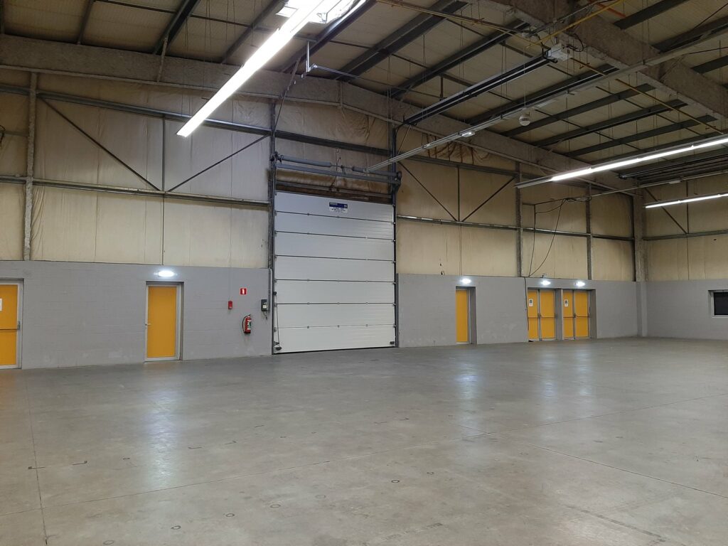 Hall C : portes et volet donnant sur l’extérieur