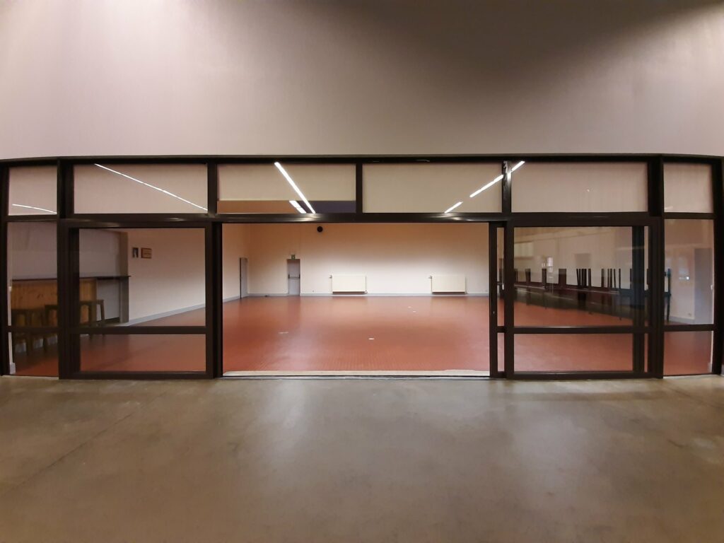 Salle R — Popol Desloges : ouverture sur le hall